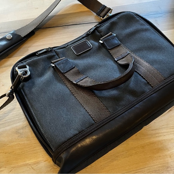 Tumi Alpha Bravo slim commuter brief case laptop bag super clean